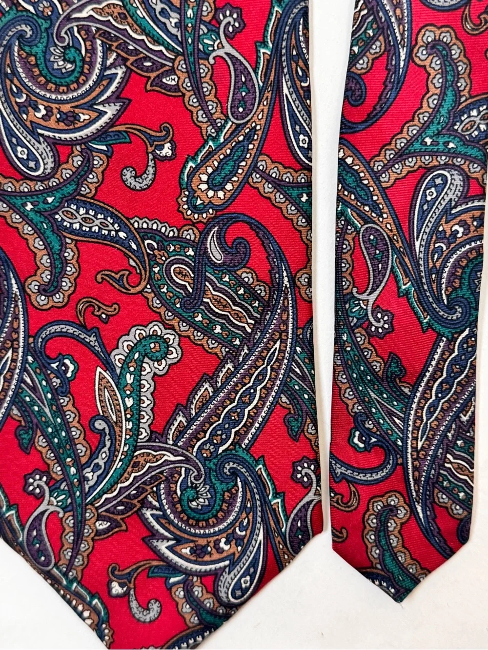 Brooks Brothers Men’s Necktie Red Paisley Silk Tie Green & Navy Accents